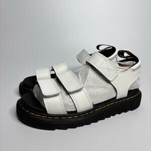 Dr. Martens Junior Klaire Leather Sandals in White T Lamper